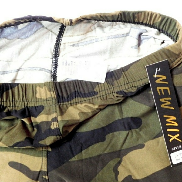 NWT - ULTRA MILKY SOFT GREEN CAMO CAPRI LEGGINGS - Picture 5 of 5